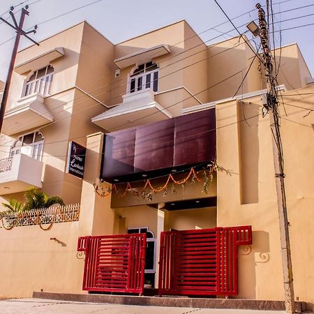 Lav Kush International Hotel Варанаси Екстериор снимка