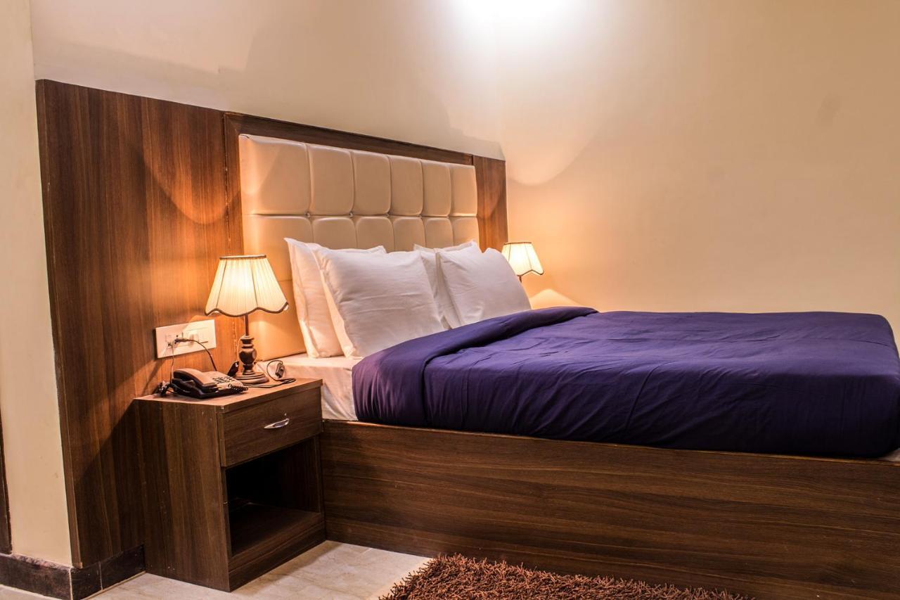Lav Kush International Hotel Варанаси Екстериор снимка