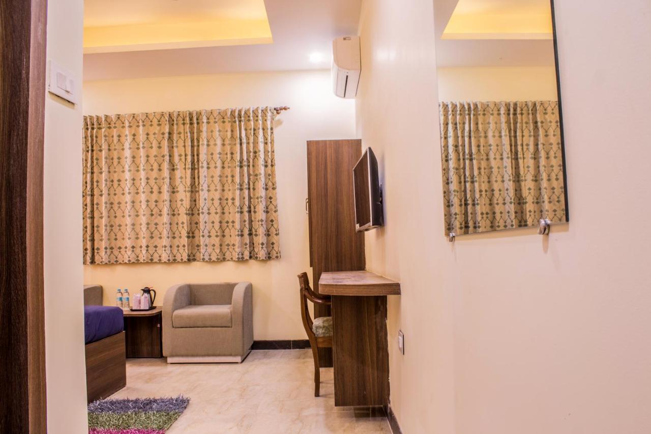 Lav Kush International Hotel Варанаси Екстериор снимка