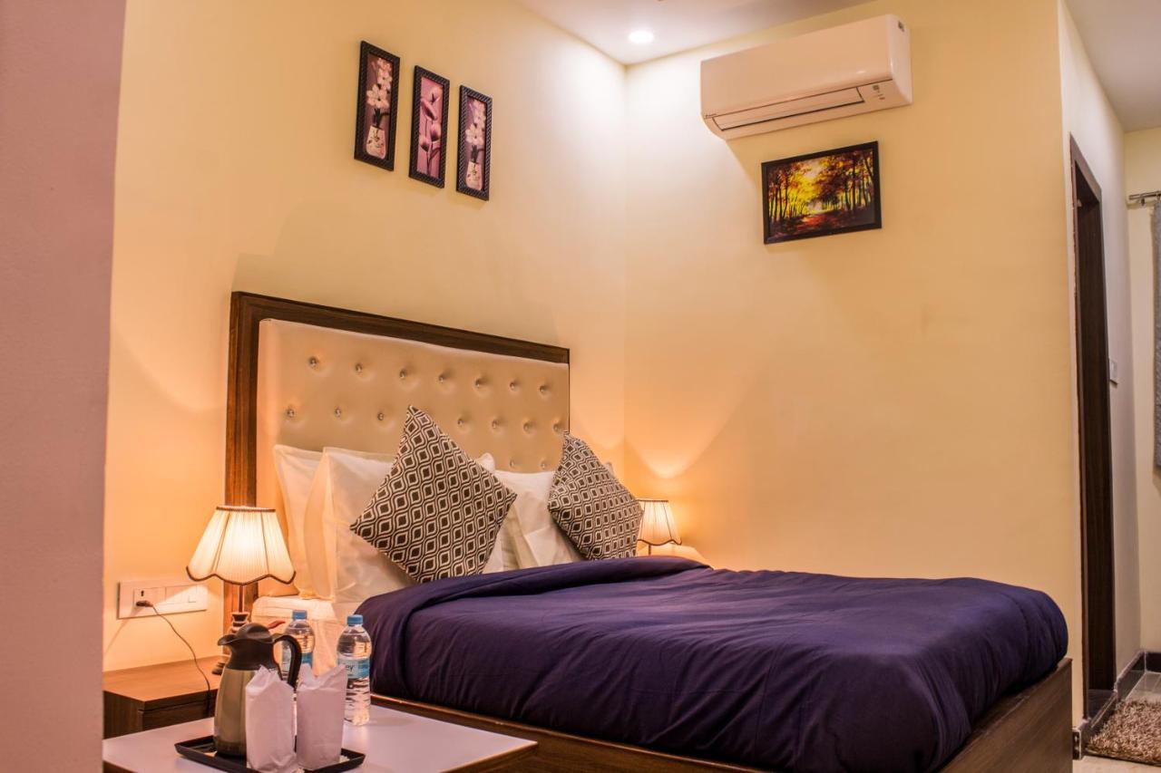 Lav Kush International Hotel Варанаси Екстериор снимка