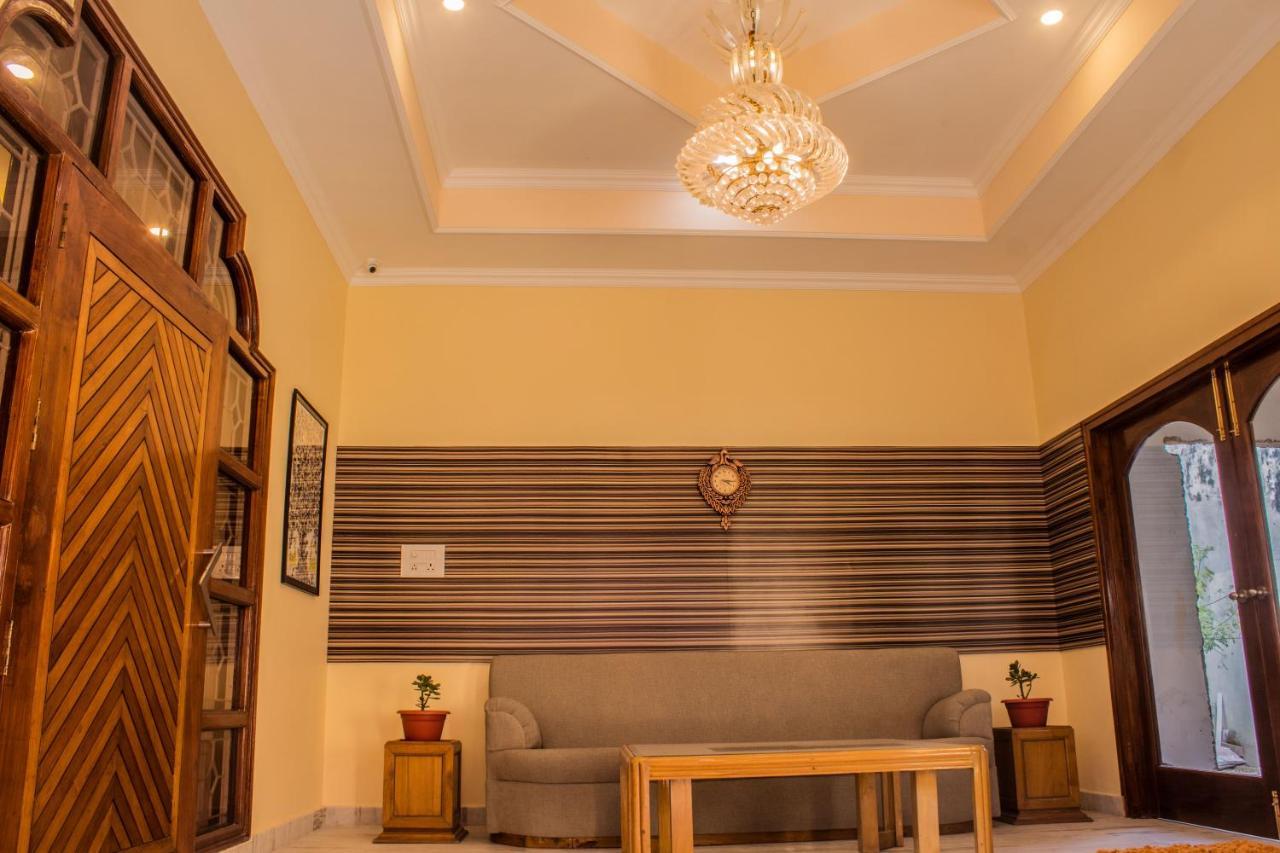 Lav Kush International Hotel Варанаси Екстериор снимка