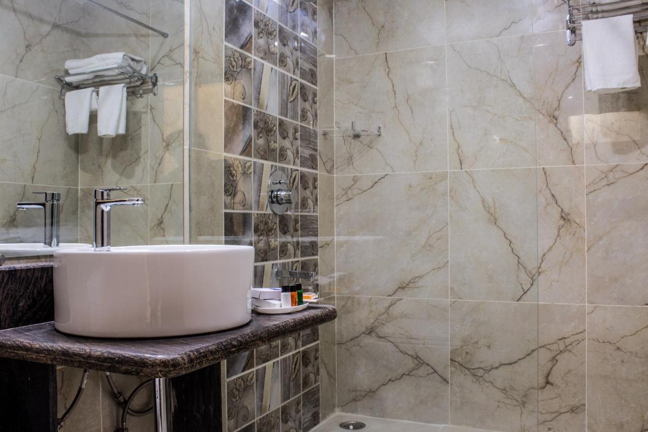 Lav Kush International Hotel Варанаси Екстериор снимка