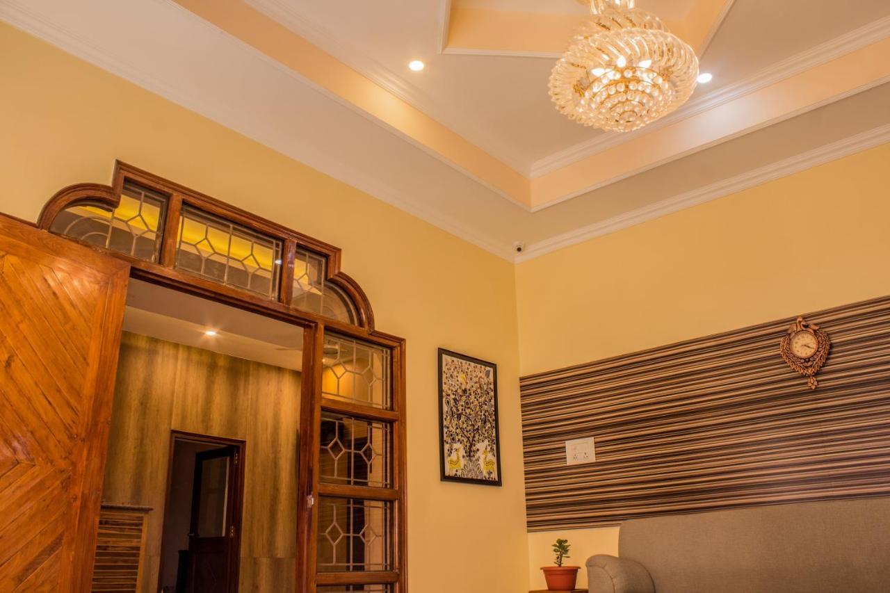 Lav Kush International Hotel Варанаси Екстериор снимка