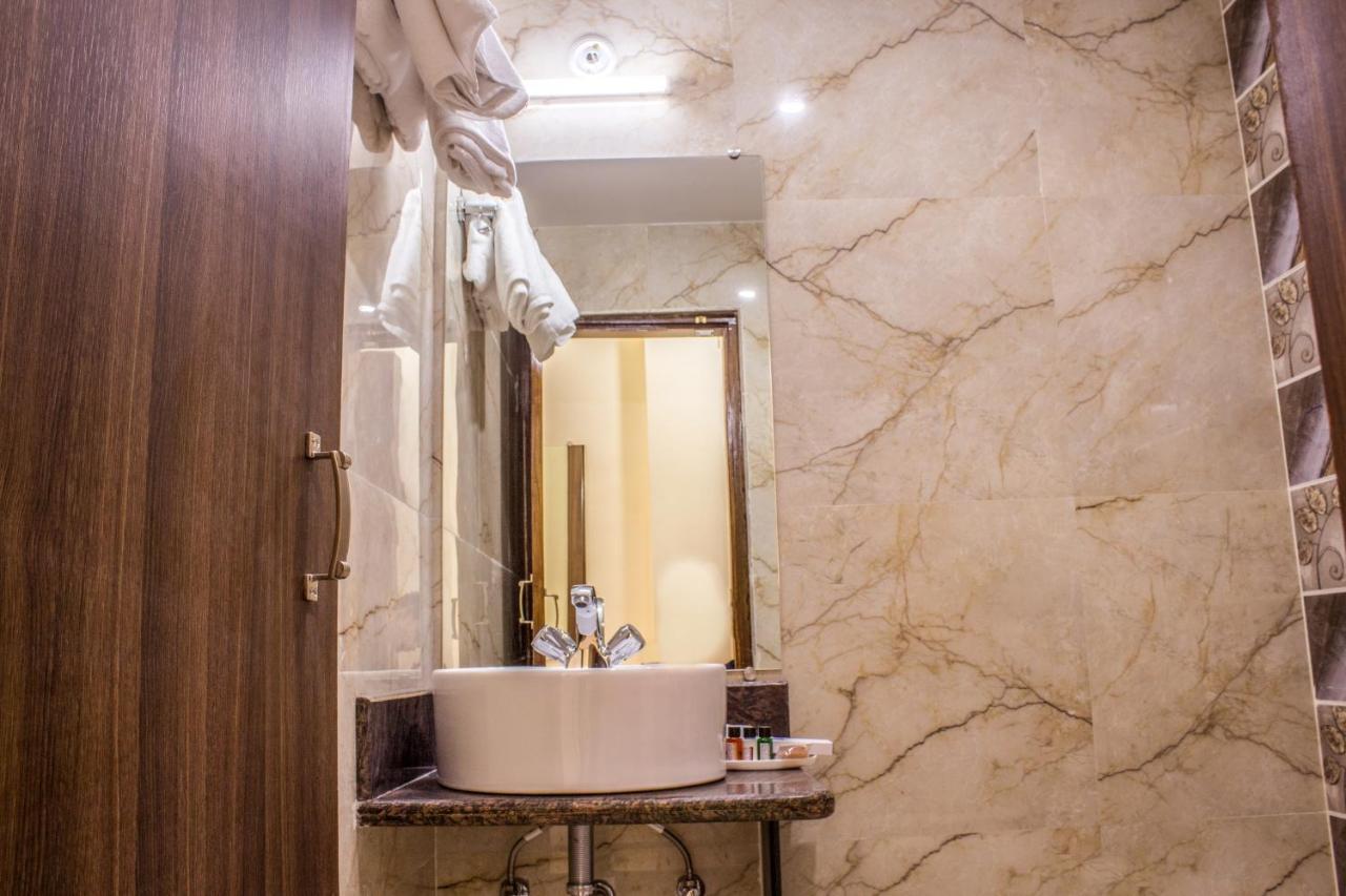 Lav Kush International Hotel Варанаси Екстериор снимка