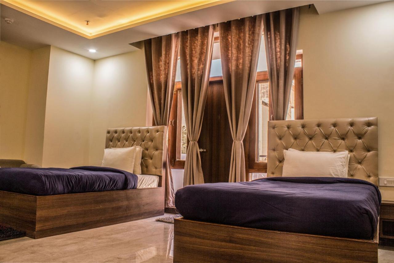 Lav Kush International Hotel Варанаси Екстериор снимка