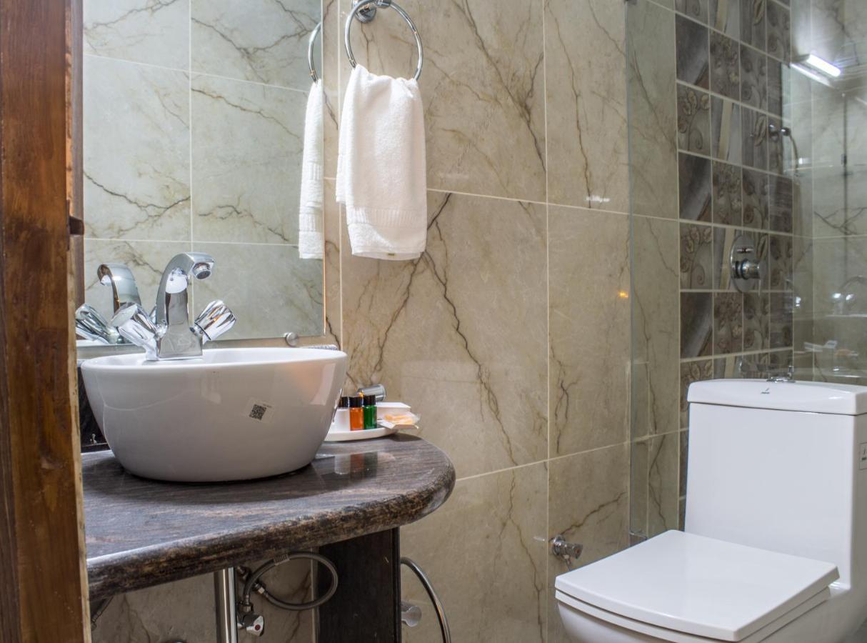 Lav Kush International Hotel Варанаси Екстериор снимка