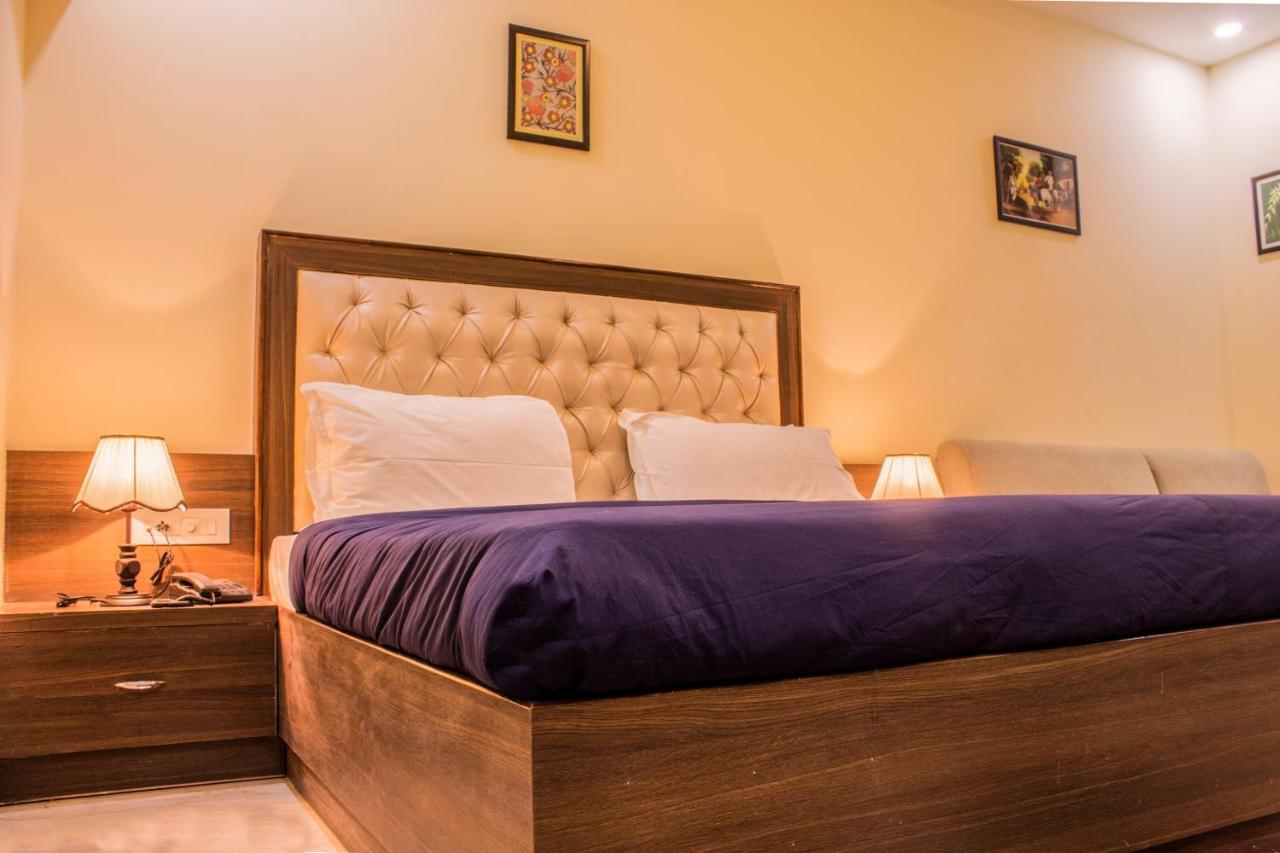 Lav Kush International Hotel Варанаси Екстериор снимка