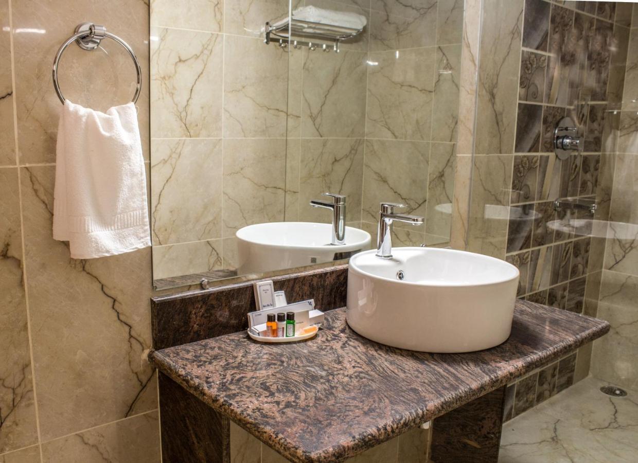 Lav Kush International Hotel Варанаси Екстериор снимка