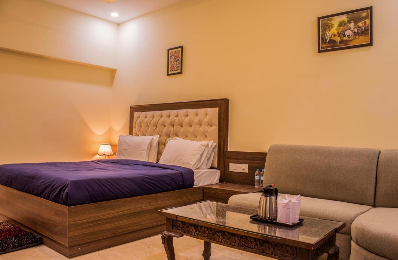 Lav Kush International Hotel Варанаси Екстериор снимка